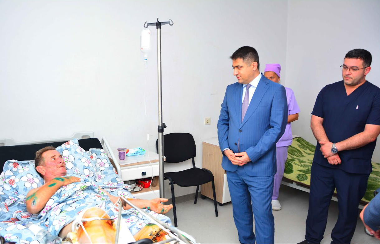 Seymur Orucov avtoqəza keçirən şəhid qardaşını xəstəxanada ziyarət edib - FOTOLAR